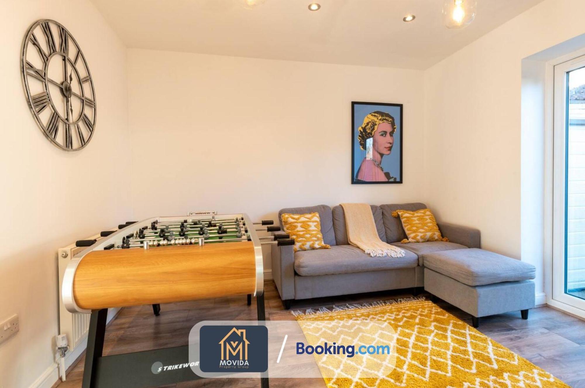 Large Modern 6 Bedroom House By Movida Property Group Short Lets & Serviced Accommodation With Games Room Leeds  Exterior foto