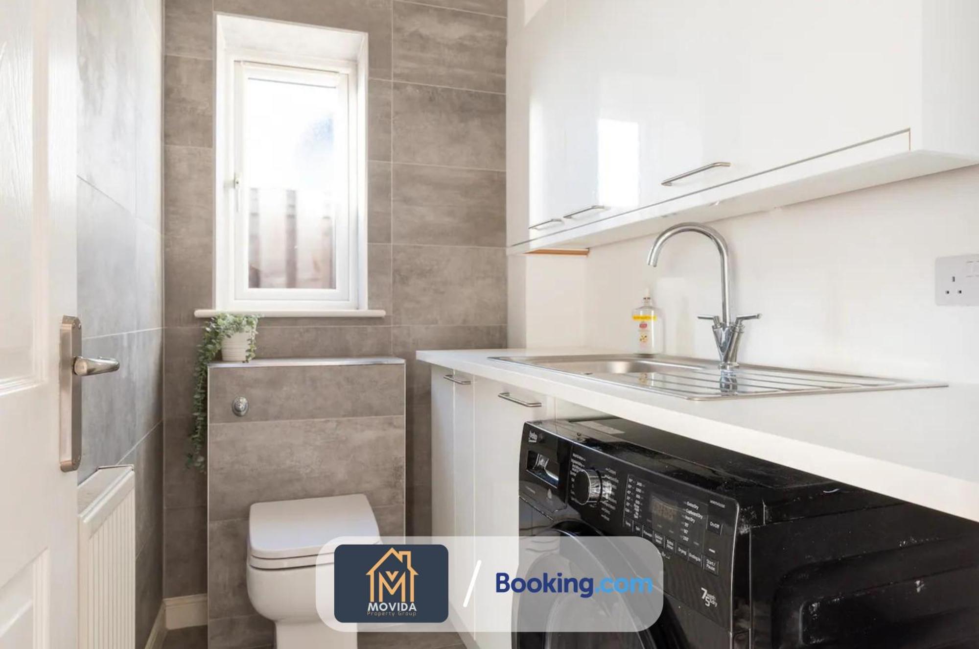 Large Modern 6 Bedroom House By Movida Property Group Short Lets & Serviced Accommodation With Games Room Leeds  Exterior foto